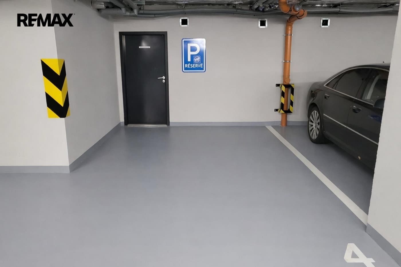 Pronájem parkovacího stání 15 m²