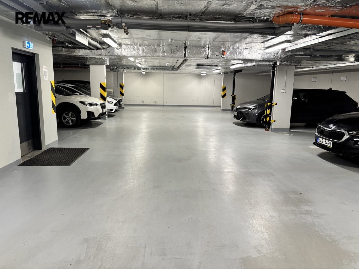Pronájem parkovacího stání 25 m²